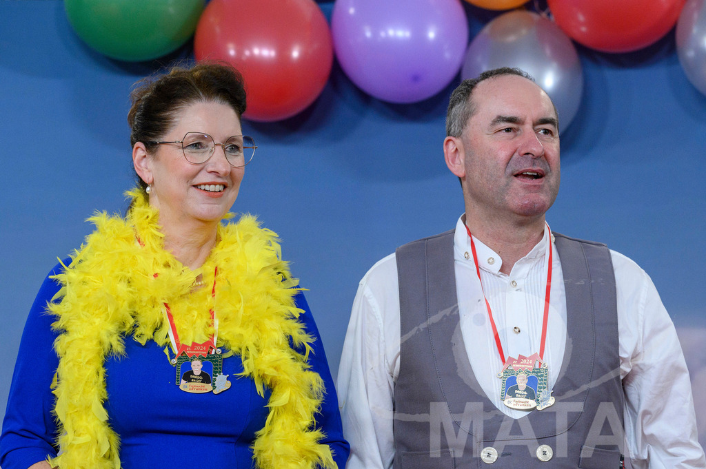 _DWA1930 | Staatsminister Hubert Aiwanger (Freie Wähler) und Begleitung bei der TV-Sendung Fastnacht in Franken 2024. Veitshöchheim, 02.02.2024 Bayern Deutschland - Realisiert mit Pictrs.com