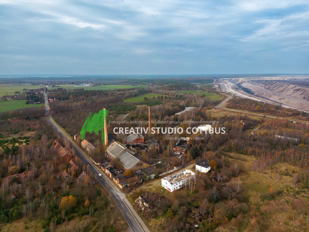 Alt Haidemühl | Haidemühl, niedersorbisch Gózdź, war eine Industriegemeinde rund zehn Kilometer westlich von Spremberg. Bis zum 1. Januar 1964 trug die Gemeinde den Namen Gosda-Haidemühl. Der Ort Haidemühl wurde zwischen 2004 und 2006 für den Braunkohletagebau Welzow-Süd devastiert. - Realisiert mit Pictrs.com