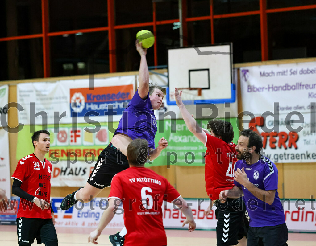 2022-11-12_011_SpVgg_Altenerding_III_gegen_TV_Altoetting_II | Erding, Deutschland, 12.11.2022:
Handball, Bezirksklasse Männer 2022 / 2023, 4. Spieltag, SpVgg Altenerding III gegen TV Altötting II, Endergebnis: 32:25

Johannes Resch (TV Altötting, #34), Tristan Gerhardt (SpVgg Altenerding, #6), Christian Ecker (TV Altötting, #6), Johannes Petershofer (TV Altötting, #44), Stefan Walter (SpVgg Altenerding, #10)

Foto: Christian Riedel / fotografie-riedel.net