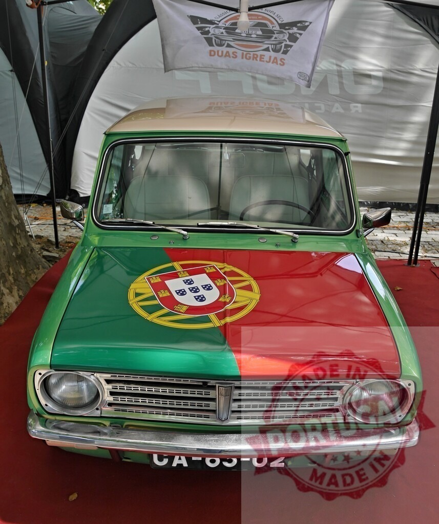 Classic Mini Clubman sports Portugal flag on hood | Mini Clubman celebrating Portuguese heritage with flag and emblem on hood - Realisiert mit Pictrs.com