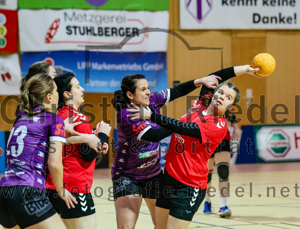 2024-01-27_014_SpVgg_Altenerding_II_gegen_TV_Altoetting_II | Erding, Deutschland, 27.01.2024:
Handball, Bezirksliga Frauen Altbayern 2023 / 2024, 10. Spieltag, SpVgg Altenerding II gegen TV Altötting II, Endergebnis: 17:29

Sophie Lößl (SpVgg Altenerding, #23), Kati Gottschalk (SpVgg Altenerding, #26), Mira Huber (TV Altötting, #6)

Foto: Christian Riedel / fotografie-riedel.net