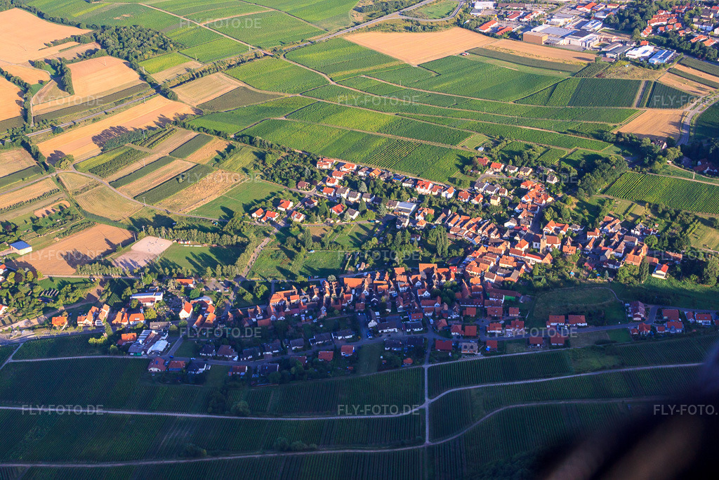 Luftbild: Winzerdorf von Nordwesten im Ortsteil Pleisweiler in Pleisweiler-Oberhofen im Bundesland Rheinland-Pfalz in Deutschland. Foto: IMG_51305.jpg vom 04.08.2012 durch Werner Riehm/FLY-FOTO.deAuflösung des Originals: 4752 x 3168 px