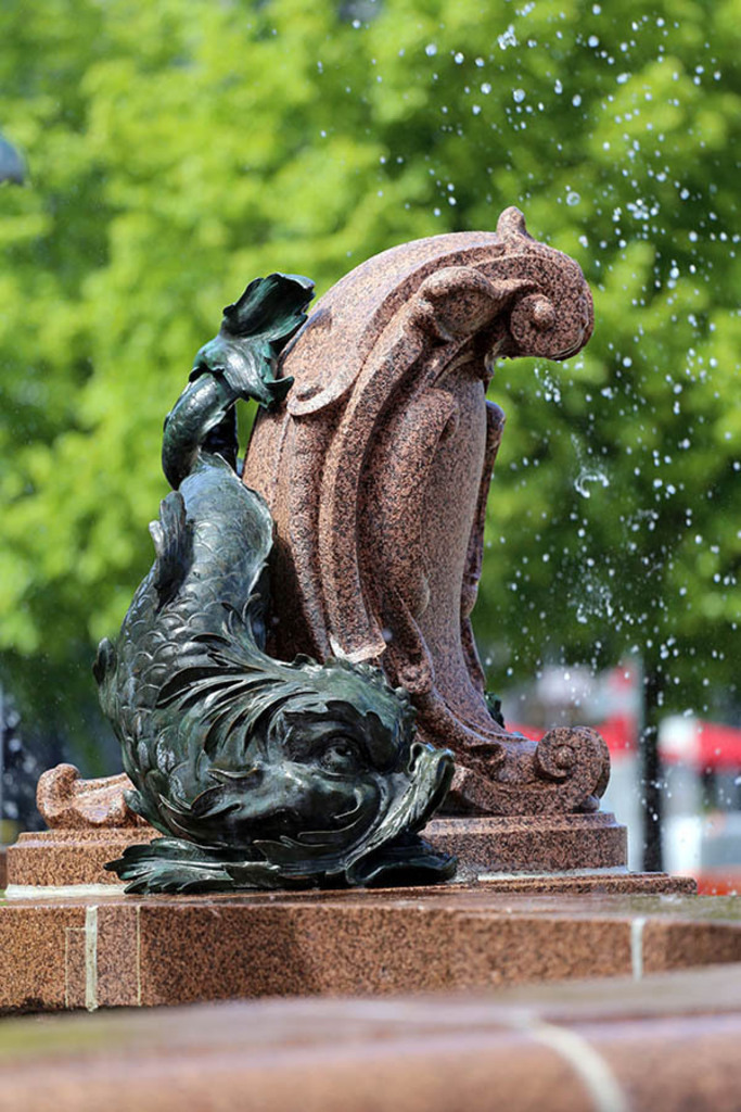 Foto: Leipzig - Mendebrunnen - Fabelwesen | Das Team hinter BILDLEXIKON LEIPZIG bündelt historische wie aktuelle Informationen über die Stadt Leipzig in Text und Bild auf einer Plattform und stellt diese der interessierten Öffentlichkeit zur Verfügung.