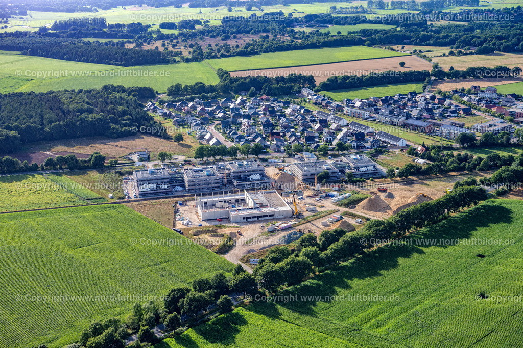 Stade_Riensförde_Bildungscampus_Baustelle_ELS_3725010822 | STADE 01.08.2022 Baustelle zum Neubau des Gebäudekomplexes des Weiterbildungs- und Bildungszentrums im Ortsteil Riensförde in Stade im Bundesland Niedersachsen, Deutschland. Weiterführende Informationen bei: Claudia Blaurock  Landschaftsarchitektur,  GOLDBECK GmbH,  gmp International GmbH. // Construction site for the new building complex of the education and training center in the district Riensfoerde in Stade in the state Lower Saxony, Germany. Further information at: Claudia Blaurock  Landschaftsarchitektur,  GOLDBECK GmbH,  gmp International GmbH. Foto: Martin Elsen
