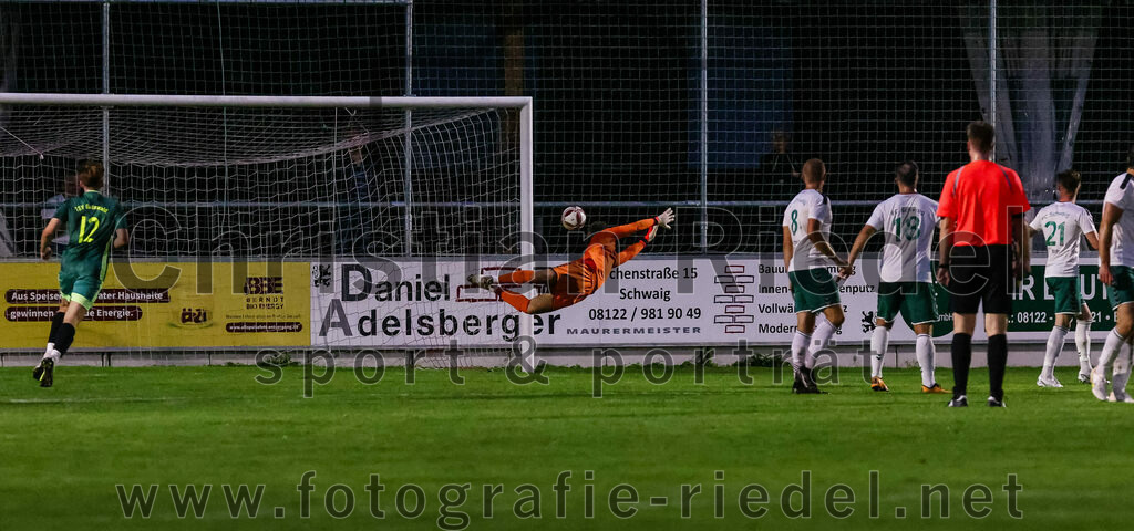 2023-09-01_119_FC_Schwaig_gegen_TSV_Gruenwald | Oberding, Deutschland, 01.09.2023:
Fußball, Landesliga Südost 2023 / 2024, 9. Spieltag, FC Schwaig gegen TSV Grünwald, Endergebnis: 3:1

Luis Müller (TSV Grünwald, #12), Torwart Franz Hornof (FC Schwaig, #1), Nils Wölken (FC Schwaig, #8), Nils Ehret (FC Schwaig, #18), Leon Roth (FC Schwaig, #21)

Foto: Christian Riedel / fotografie-riedel.net