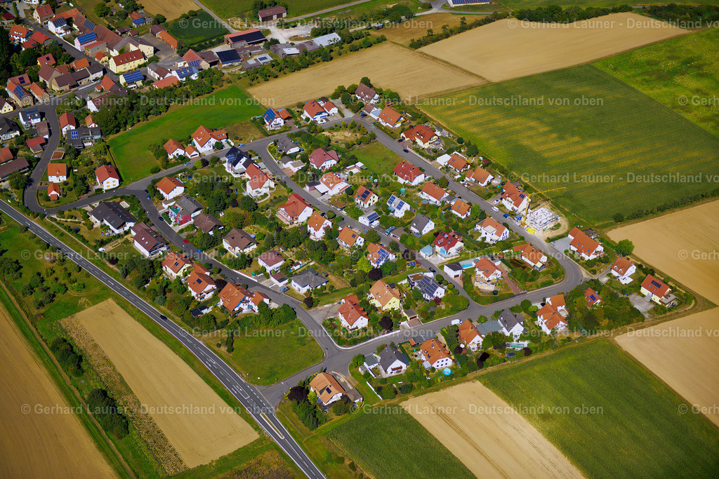 3650293 | PüSSENSHEIM 31.08.2016 Wohngebiet einer Einfamilienhaus- Siedlung am Rande von landwirtschaftlichen Feldern in Püssensheim im Bundesland Bayern, Deutschland // Single-family residential area of settlement on the edge of agricultural fields in Püssensheim in the state Bavaria, Germany Foto: Gerhard Launer