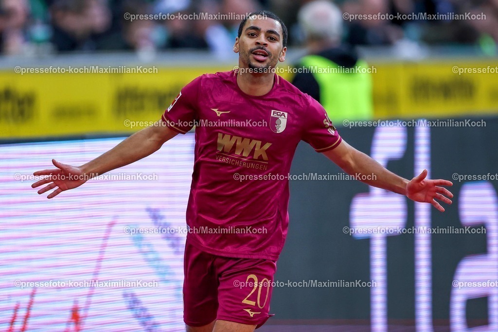 BMG21022501055 | 22.02.2025, Fußball, Borussia Mönchengladbach - FC Augsburg, 1. Fußball Bundesliga, Borussia-Park, Saison 2024 2025: Torjubel nach dem 1:0 durch Torschütze Alexis Claude-Maurice (FC Augsburg #20)DFB regulations prohibit any use of photographs as image sequences and or quasi-video.