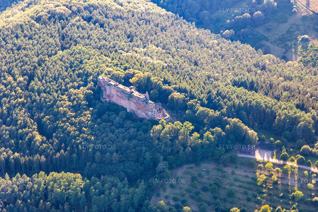 Luftbild: Burg Fleckenstein von Südosten in Lembach im Bundesland Bas-Rhin in Frankreich. – Foto: IMG_142331.jpg vom 08.07.2024 durch Werner Riehm/FLY-FOTO.de – Auflösung des Originals: 5472 x 3648 px – Château fort de Fleckenstein