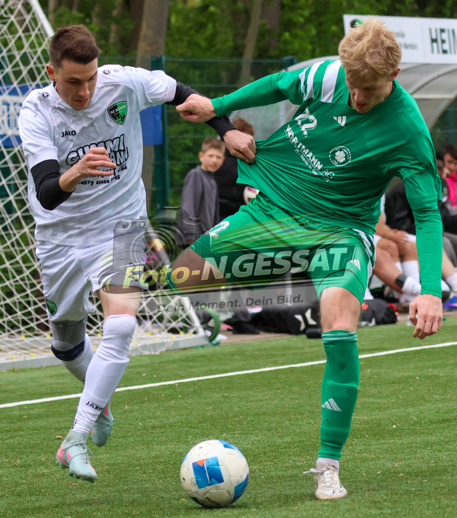 SC Bünde - TuS Tengern | Auf dem Bild zu sehen: weiß SC Bünde: Daniel Brinkmann ; grün TuS Tengern: Finn WieseSC Bünde, TuS Tengern, Saison 25/26, Bezirksliga, Hunnebrock, Deutschland - Realisiert mit Pictrs.com