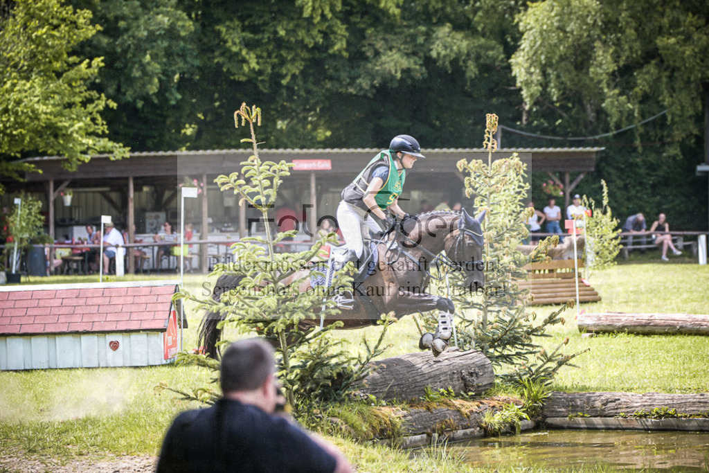 DOS_7053 | Entdecke hochwertige Reitturnierfotos von Foto Oger. Professionell, emotional und authentisch – jetzt Lieblingsmomente im Shop bestellen.Deutschlandweite Turnierfotografie. - Realisiert mit Pictrs.com