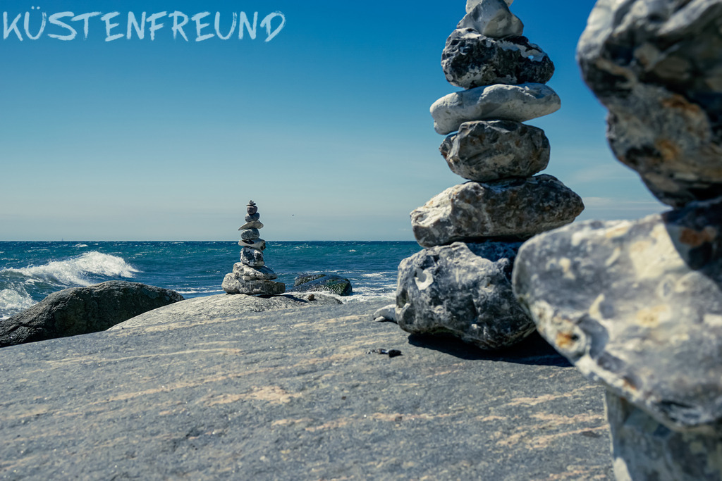 Steinmännchen in Reihe - Like Fehmarn | Entdecke deine Lieblingslandschaft von der Küste – auf Ostsee Leinwand, Nordsee Leinwand, Alu Dibond oder Acrylglas, passend für jeden Geschmack und Raum.