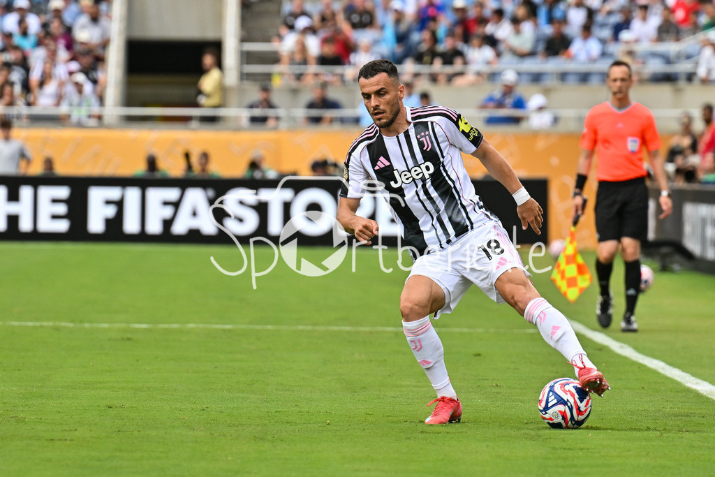 Juventus Turin - Manchester City | am BAll Filip KOSTIC (Juventus Turin 18)) / Einzelfoto / Freisteller / FIFA Club World Cup: Juventus Turin - Manchester City, Camping World Stadium am 26.06.2025 / NOT FOR SALE IN USA