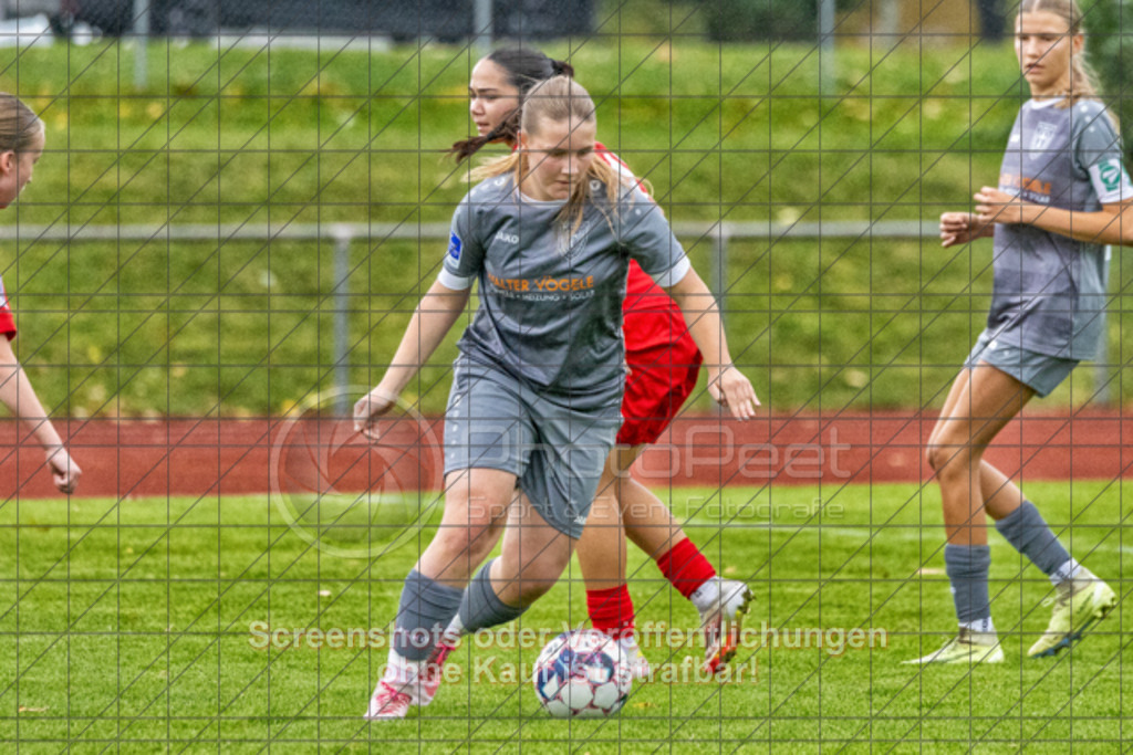 20251004_152517_0732-Bearbeitet | #,1.FC Donzdorf (rot) vs. FC Freiburg-St. Georgen (grau), Fussball, EnBW-Oberliga B -Juniorinnen, 04. Spieltag, Saison 2025/2026, Rasenplatz, Lautertal Stadion, Süßener Straße 16, 73072 Donzdorf, 04.10.2025 - 14:00 Uhr,Foto: PhotoPeet-Sportfotografie/Peter Harich
