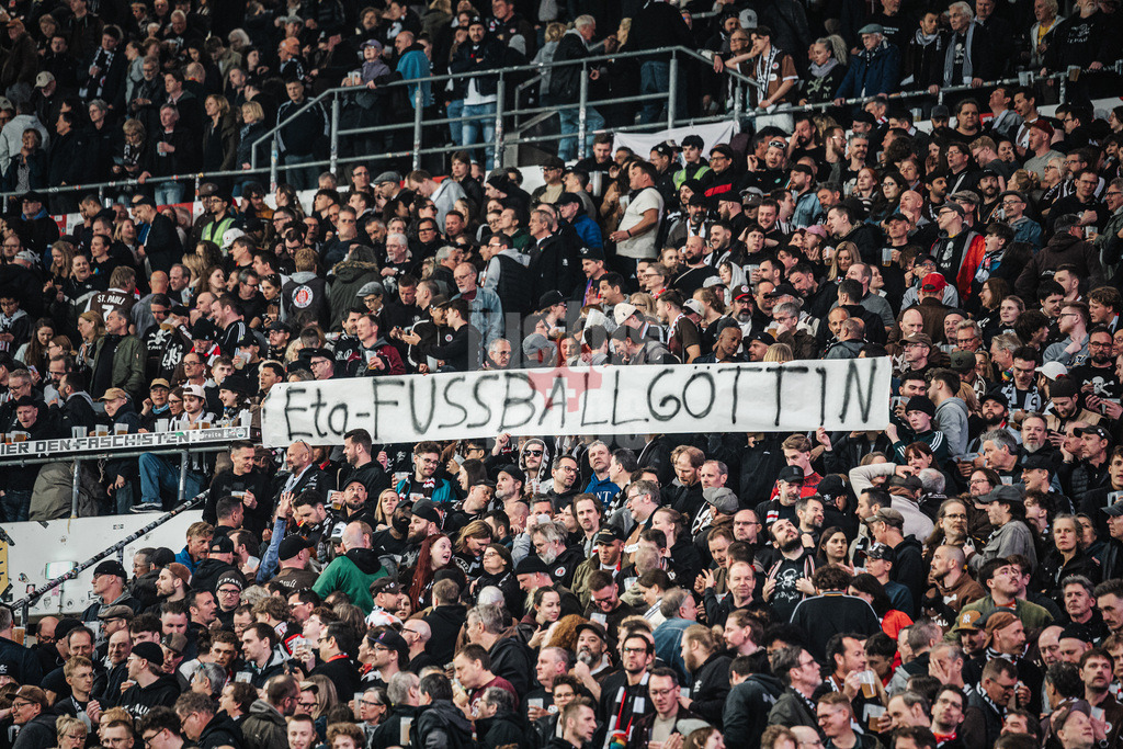 Fußball | Männer | Saison 2025/2026  | Fußball-Bundesliga | 30. Spieltag | FC St. Pauli vs. 1. FC Köln | 17.04.2026 | Fans von St. Pauli mit einem Banner Eta-Fußballgöttin Marie-Louise Eta