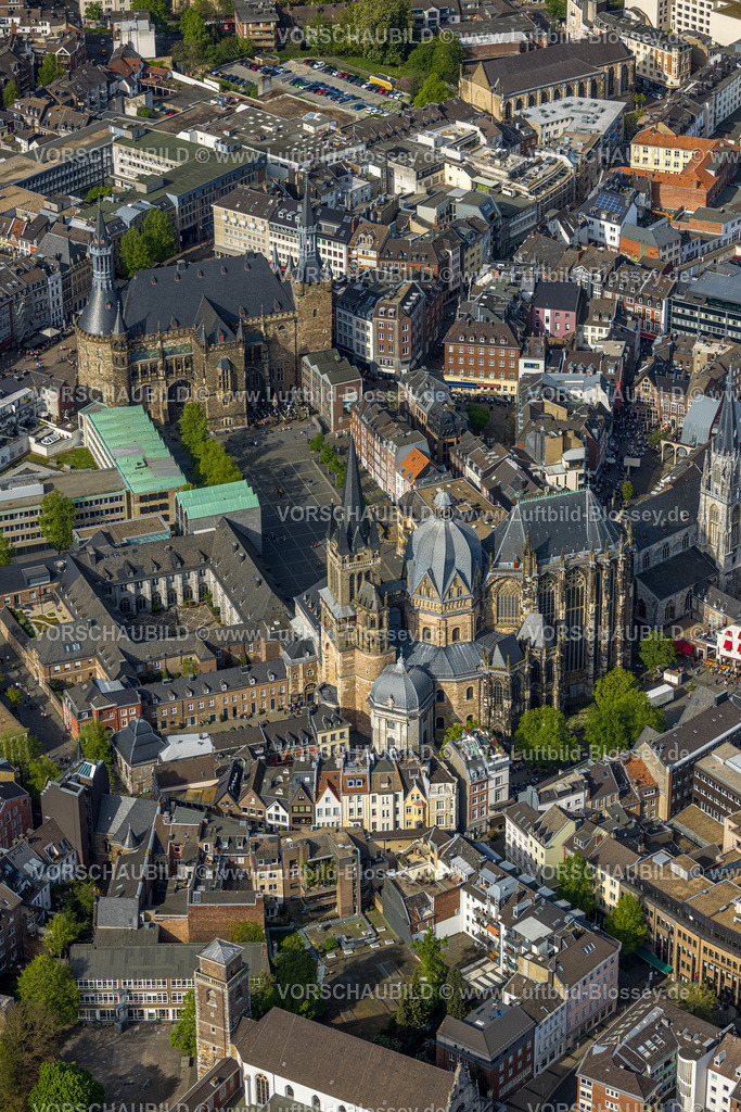 Aachen240403482 | Luftbild, Aachener Dom mit Katschhof Platz und Rathaus in der Aachener Altstadt, historische Sehenswürdigkeit, Markt, Aachen, Rheinland, Nordrhein-Westfalen, Deutschland