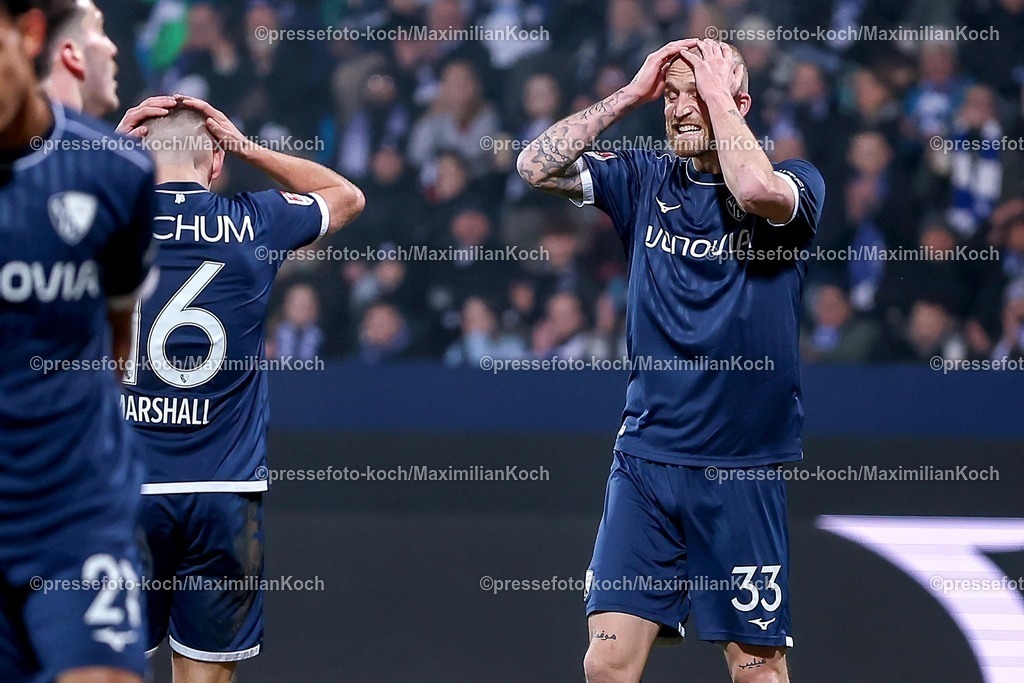 BOC20022601070 | 20.02.2026, Fußball, VfL Bochum - 1. FC Nürnberg, 2. Fußball Bundesliga, 23. Spieltag, Vonovia Ruhrstadion, Saison 2025 2026: Callum Marshall (VfL Bochum #16) enttäuscht Enttäuschung neben Philipp Hofmann&nbsp;(VfL Bochum #33) gestikulierend auf dem Spielfeld   DFB regulations prohibit any use of photographs as image sequences and or quasi-video.