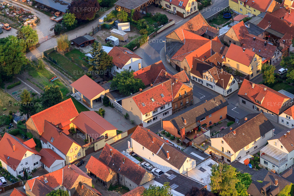 Luftbild: Roxheimer Straße im Ortsteil Bobenheim in Bobenheim-Roxheim im Bundesland Rheinland-Pfalz in Deutschland. Foto: IMG_69123.jpg vom 24.06.2014 durch Werner Riehm/FLY-FOTO.deAuflösung des Originals: 4752 x 3168 px