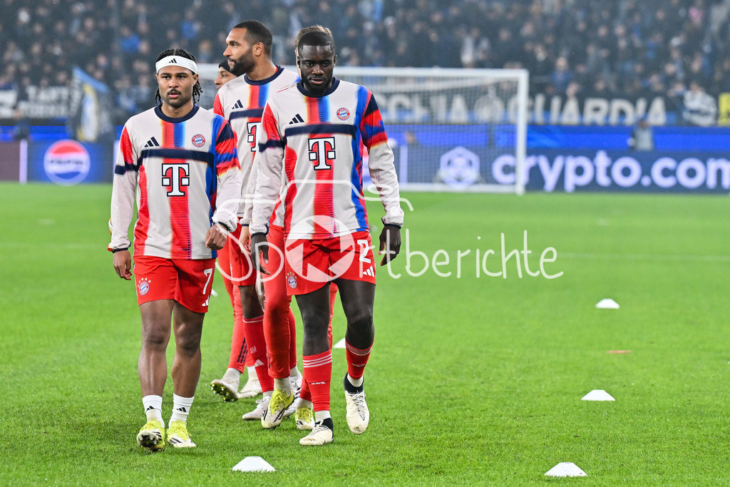 Atalanta Bergamo - FC Bayern München | BERGAMO, ITALY - 10. MARCH:  Serge GNABRY (FC Bayern Munich 7) and Dayot UPAMECANO (FC Bayern Munich 2) during the warmup before the UEFA Champions League match between Atalanta Bergamo vs. FC Bayern Munich on first leg of round of 16 at New Balance Arena