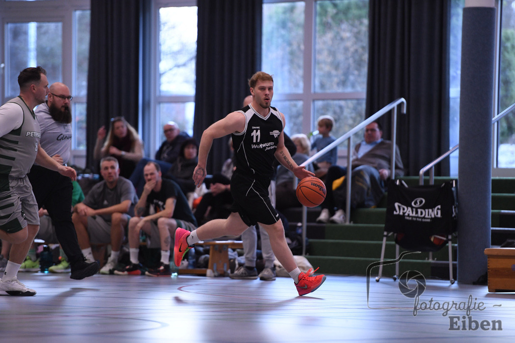 TuS Petersfehn-VfL Edewecht | Basketball Regionalliga; TuS Petersfehn (grau)-VfL Edewecht (schwarz) am 30.11.2025 in Petersfehn (Sporthalle Petersfehn), Photo: Philip Eiben 2025 - Realisiert mit Pictrs.com