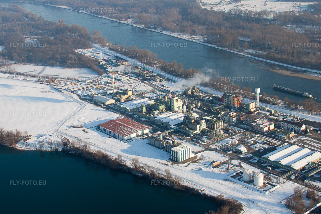 Vue aérienne: L'industrie chimique sur le Rhin à Lauterbourg dans le département Bas Rhin, France.Photo: IMG_36587.jpg prise le 05/01/2011 par Werner Riehm/FLY-FOTO.euRésolution de l'original: 4019 x 2679 px