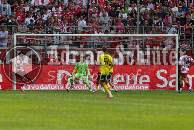 25.07.2026, GER, Fussball, Herren, Vorbereitungsspiel, Saison 2026/2027, Fortuna Düsseldorf - Borussia Dortmund | Anas Slimani (F95) erzielt das Tor zum 2:1