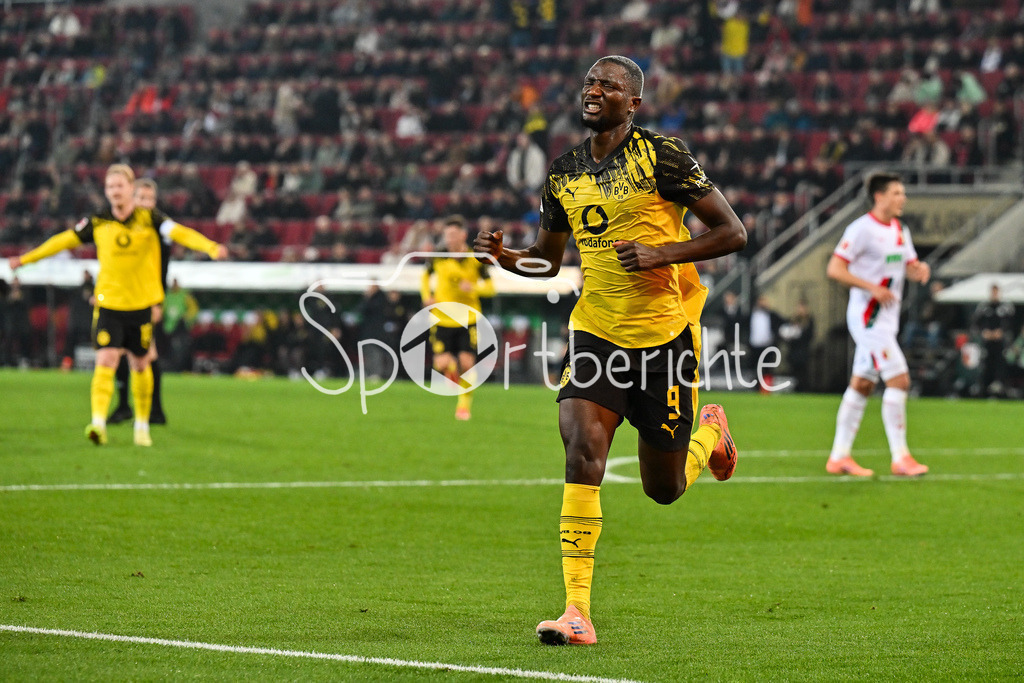 FC Augsburg - Borussia Dortmund | AUGSBURG, GERMANY - Serhou GUIRASSY (Borussia Dortmund 9) celebrates the goal to 0-1 during the bundesliga match between FC Augsburg vs. Borussia Dortmund on matchday 9 at WWK Arena on October 31, 2025 in Augsburg, Germany / DFL REGULATIONS PROHIBIT ANY USE OF PHOTOGRAPHS AS IMAGE SEQUENCES AND/OR QUASI-VIDEO / Carney CHUKWUEMEKA (Borussia Dortmund 17)