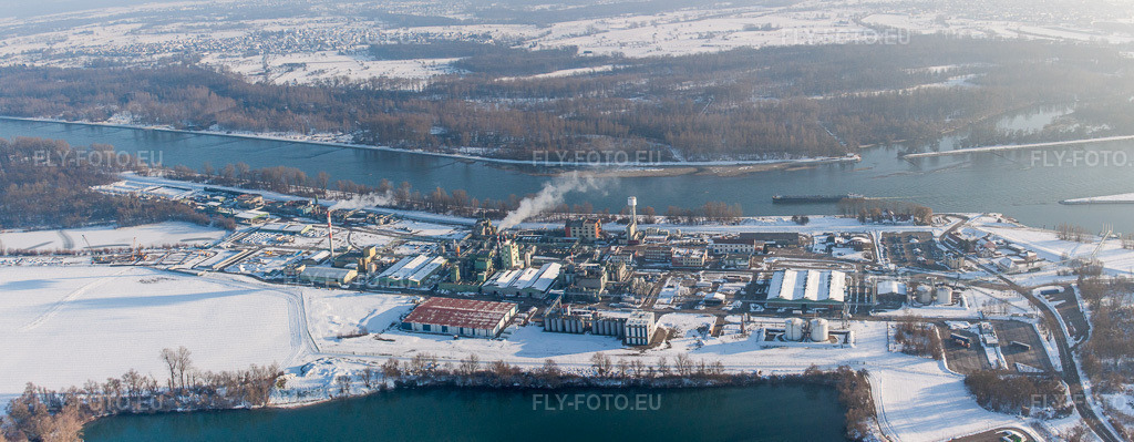 Vue aérienne: Les locaux de l'usine du producteur chimique DOW SAS, situés sur les rives du Rhin, sont recouverts de neige en hiver. à Lauterbourg dans le département Bas Rhin, France. Photo: IMG_36584-Bearbeitet.jpg prise le 05/01/2011 par Werner Riehm/FLY-FOTO.euRésolution de l'original: 7247 x 2823 px