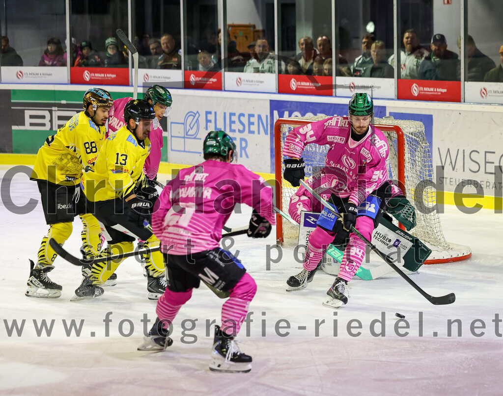 2025-10-10_059_TSV_Erding_gegen_onesto_Tigers_Bayreuth | Erding, Deutschland, 10.10.2025:Eishockey, Oberliga Süd 2025 / 2026, 7. Spieltag, TSV Erding gegen onesto Tigers Bayreuth, Endergebnis: 2:5Kyle Bollers (onesto Tigers Bayreuth, #88), Michal Spacek (onesto Tigers Bayreuth, #13), Erik Modlmayr (Erding Gladiators, #21), Bastian Cramer (Erding Gladiators, #34), Torwart Leon Meder (Erding Gladiators, #39)Foto: Christian Riedel / fotografie-riedel.net