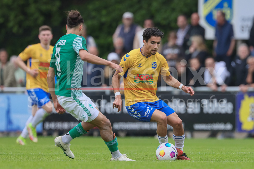 Fussball, Relegation Regionalliga Nord, SV Werder Bremen II - Holstein Kiel II | v.li.: Mikail Polat (SV Werder Bremen II, 8) und Julius Jamal Kliti (SV Todesfelde, 19) im Zweikampf, Duell, Dynamik, Aktion, Action, Spielszene