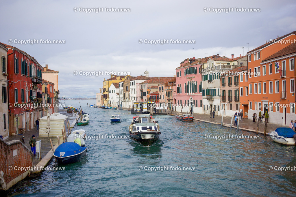 Italien_ Venedig_ 16.02.2024-25 | 16.02.2024, Italien, ITA, Venetien, Venedig, im Bild Venedig, Stadtansichten, Touristen, Reisefeature, venezianisch, Reise, Venedig, Venezia, Venetien, Stadtansicht, Campanile, Canale Grande, Markusplatz, Markuskirche, Touristen, Gondel, Gondolere, Faehre, Motorboot, Wassertaxi, Vaporetto, Adria, Lagune, Pfahlbauten, Bruecke, Rialtobruecke, La Gondola, Dogenpalast, Italien, Hochwasser, Creativ, Kreativ
