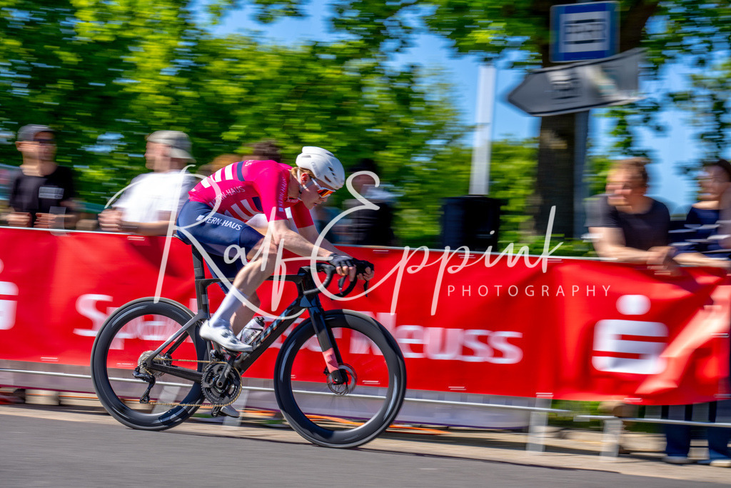 Spurt in den Mai 2026 - Großer Preis der Sparkasse Neuss | Annual one-day road cycling race "Großer Preis der Sparkasse Neuss" held in Büttgen, Germany, organized by VfR Büttgen 1912 e.V. The event features multiple races across all age categories from U11 youth to Elite men. - Realisiert mit Pictrs.com