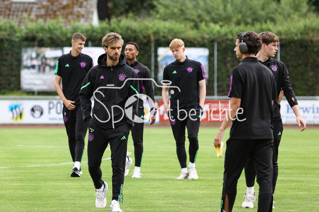 SSV Dillingen - FC Bayern Amateure | Das Team der Bayern Amateure vor dem Testspiel in Dillingen / Luca DENK (FCB #15)