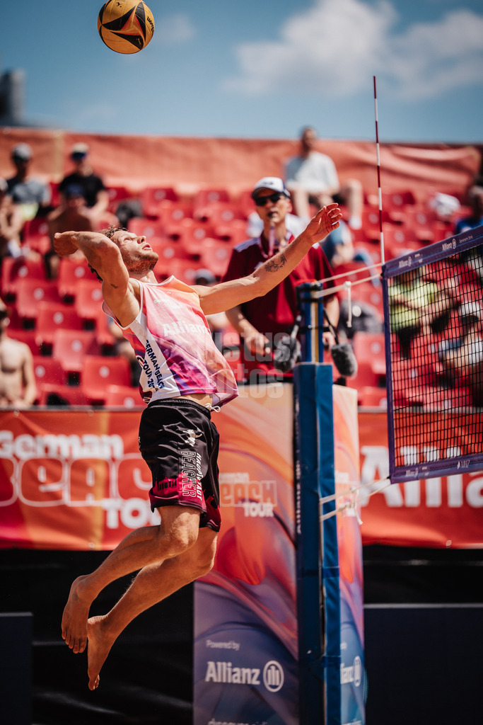 Beachvolleyball | Männer | Allianz German Beach Tour 2025 | Tourstop München | 11.07.2025 | Eric Stadie-Seeber beim Angriff