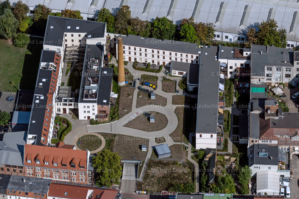 4041941 | LEIPZIG 15.09.2020 Baudenkmal der ehemaligen Pelzmanufaktur mit Wohnungen und Platzgestaltung an der Angerstraße im Ortsteil Altlindenau in Leipzig im Bundesland Sachsen, Deutschland. Weiterführende Informationen bei: Architektur von Domaros und Partner,  Denkmalimmobilie,  LeipZigHäuser GmbH. // Architectural monument of the former fur factory with apartments and square design on Angerstrasse in the district Altlindenau in Leipzig in the state Saxony, Germany. Further information at: Architektur von Domaros und Partner,  Denkmalimmobilie,  LeipZigHaeuser GmbH. Foto: Gerhard Launer