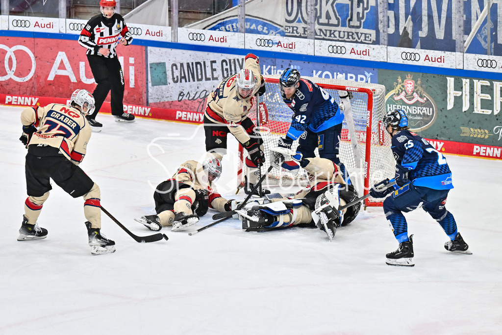 ERC Ingolstadt - Nuernberg Ice Tigers | mit vereinten kraeften koennen die Gaeste ein Gegentor verhindern / Will GARBER (Nuernberg Ice Tigers 77) / Leon HUNGERECKER (Nuernberg Ice Tigers 72) / Daniel SCHMOELZ (ERC Ingolstadt 92) / Leon HUETTL (ERC Ingolstadt 25) / DEL: ERC Ingolstadt - Nuernberg Ice Tigers, Saturn Arena am 21.03.2025