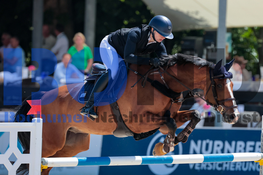Longines Balve Optimum - Springen Samstag {date} -  | {headline}(Foto: Sebastian Sendlak / BOND) - Realisiert mit Pictrs.com