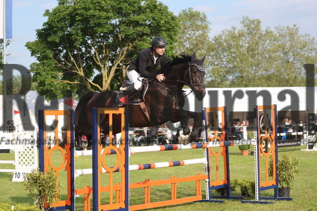 Forst_2024_Prfg.Nr.12_Springprfg_Kl.M_Michael Raupp_Dinah 43 (4) | Alle Fotos der Reiterjournal Fotografin Doris Matthaes im Reiterjournal Online-Fotoshop. - Realizado com Pictrs.com