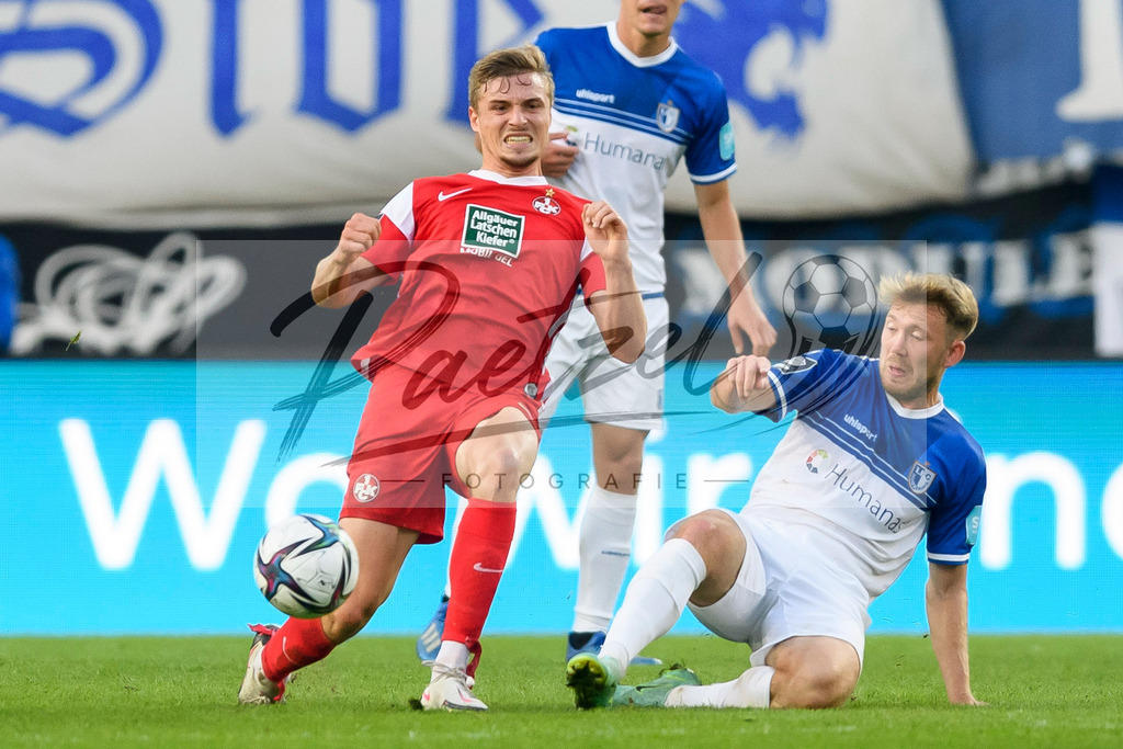 FCMFCK20210904_205 | Fussball, Herren: Elias Huth (1. FC Kaiserslautern) und Connor Krempicki (1. FC Magdeburg) im Zweikampf beim Spiel der 3. Liga zwischen 1. FC Magdeburg und 1. FC Kaiserslautern in der MDCC-Arena am 04.09.2021 in Magdeburg, Deutschland.DFB / DFL REGULATIONS PROHIBIT ANY USE OF PHOTOGRAPHS AS IMAGE SEQUENCES AND/OR QUASI-VIDEO. - Realisiert mit Pictrs.com