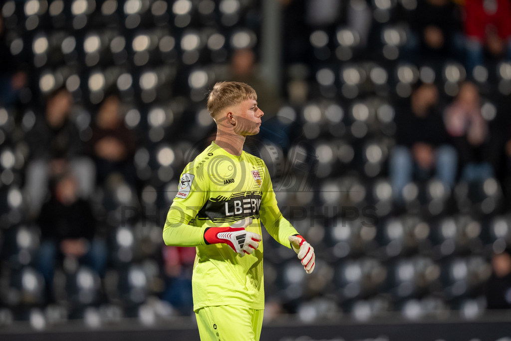 VfB Stuttgart II vs. FC Energie Cottbus, Fussball, 3.Liga, 27. Spieltag, Saison 2025/2026, 03.03.2026 | Florian Pascal Hellstern (VfB Stuttgart II, #01),VfB Stuttgart II vs. FC Energie Cottbus, Fussball, 3.Liga, 27. Spieltag, Saison 2025/2026, 03.03.2026Foto: photosbyphips/Philip Ziegler