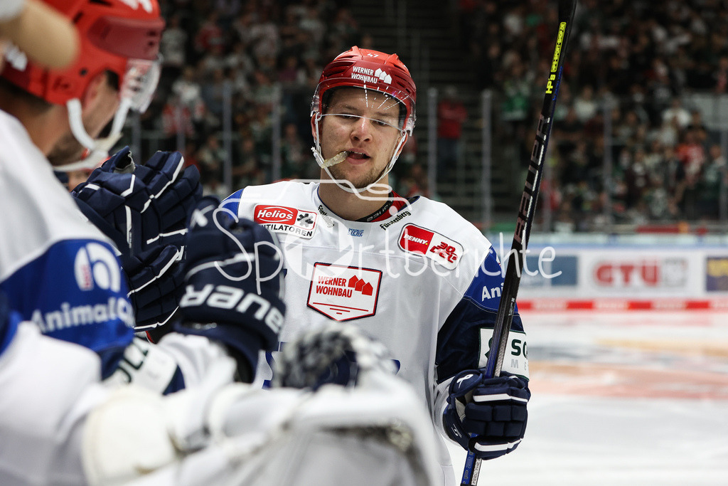 Augsburger Panther - Schwenninger Wild Wings | Jubel der Gaseste nach dem Treffer zum 1-2 druch Alexander KARACHUN (SERC #47) / Freude / Tor / Torjubel