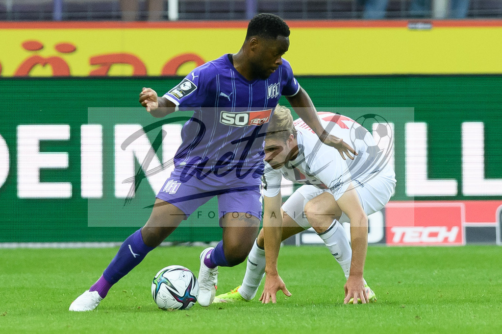 OSNVKO20210906_16 | Fussball, Herren: Ba-Muaka Simakala (VfL Osnabrueck) und David Philipp (FC Viktoria Koeln) im Zweikampf beim Spiel der 3. Liga zwischen VfL Osnabrueck und FC Viktoria Koeln im Stadion an der Bremer Bruecke am 06.09.2021 in Osnabrueck, Deutschland.DFB / DFL REGULATIONS PROHIBIT ANY USE OF PHOTOGRAPHS AS IMAGE SEQUENCES AND/OR QUASI-VIDEO. - Realisiert mit Pictrs.com