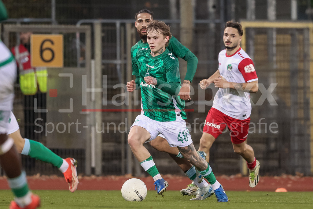 Fussball, Regionalliga Nord, SV Werder Bremen II - VfB Lübeck | v.li.: Isak Hansen-Aaroen (Aaröen, SV Werder Bremen II, 48) am Ball, Einzelbild, Ganzkörper, Aktion, Action, Spielszene