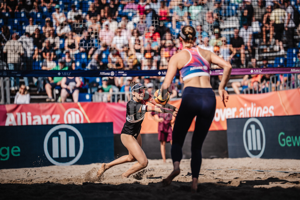 Beachvolleyball | Frauen | Deutsche Meisterschaften 2025 Timmendorfer Strand | 05.09.2025 | Cinja Tillmann spielt den Ball