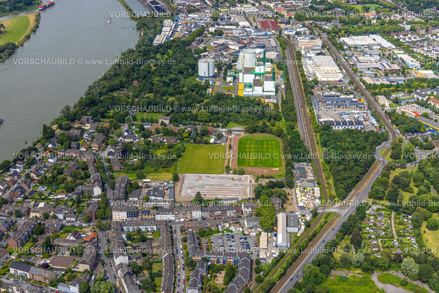 Duisburg240704154-Sued | Luftbild, Duisburg-Süd, Sportanlage und Sanierung Sportplatz der SV Wanheim 1900 e.V., Stadtwerke Duisburg AG HKW III und Gewerbegebiet Obere Kaiserswerther Straße, Ortsansicht Wanheim-Angerhausen, Waldstück am Rheinufer mit Rheinpromenade Wanheim, Duisburg, Ruhrgebiet, Nordrhein-Westfalen, Deutschland