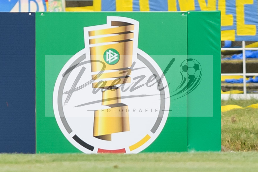 LLELEV20210807_093 | Fussball, Herren: . Das DFB-Pokallogo beim Spiel der 1. Runde im DFB-Pokal zwischen 1. FC Lokomotive Leipzig und Bayer 04 Leverkusen im Bruno-Plache-Stadion am 07.08.2021 in Leipzig, Deutschland.DFB / DFL REGULATIONS PROHIBIT ANY USE OF PHOTOGRAPHS AS IMAGE SEQUENCES AND/OR QUASI-VIDEO. - Realisiert mit Pictrs.com