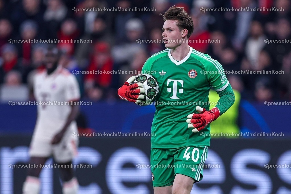 UCL11032502300 | 11.03.2025, Fußball, UEFA Champions League, Bayer 04 Leverkusen - FC Bayern München, Achtelfinale Rückspiel, BayArena, Saison 2024 2025: Torwart Jonas Urbig (FC Bayern #40)DFB regulations prohibit any use of photographs as image sequences and or quasi-video.