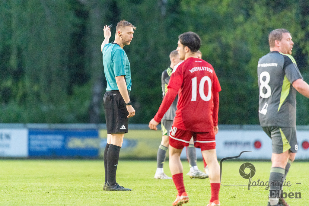 SV Eintracht Wiefelstede-TSV Abbehausen | Bezirksliga Herren; SV Eintracht Wiefelstede (rot)-TSV Abbehausen (grau) am 13.05.2026 in Wiefelstede (Sportanlage), Photo: Philip Eiben 2026 - Realisiert mit Pictrs.com
