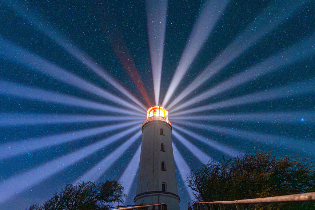 Leuchtturm am Dornbusch | Der Leuchtturm am Dornbusch bei Nacht. - Realisiert mit Pictrs.com