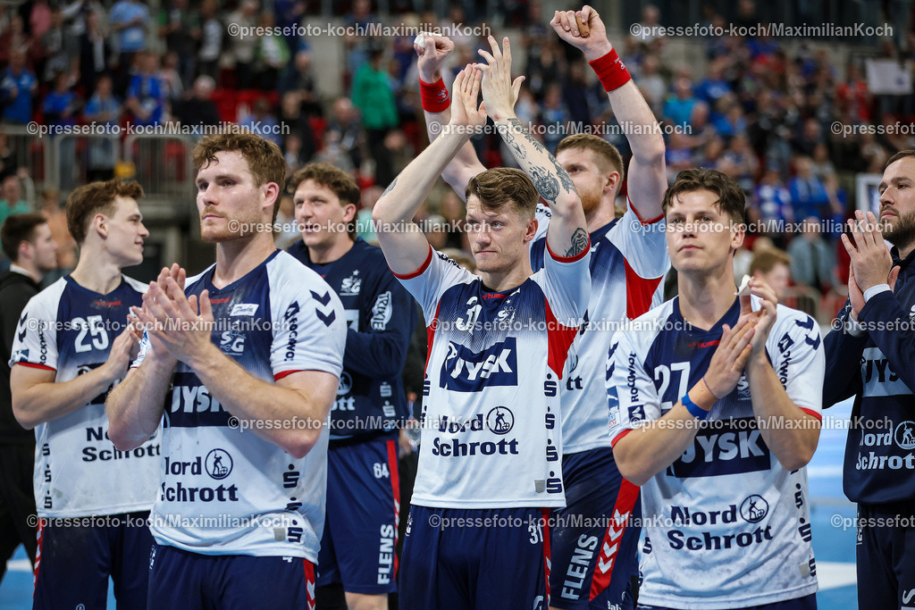 Due1HBL02062401061 | 02.06.2024, Handball, Düsseldorf, PSD-Bank Dome, Liqui Moly Handball Bundesliga, Spieltag 34, Saison 2023 2024, Bergischer HC - SG Flensburg-Handewitt: Abschlussjubel nach dem 40:30 Sieg des - SG Flensburg-Handewitt. Die Mannschaft steht jubelnd auf dem Spielfeld und bedankt sich bei den zahlreichen Fans.