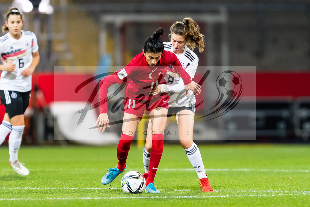 GERTUR20211126_018 | Fussball, Frauen: Yagmur Uraz (Turkey) und Jana Feldkamp (Germany) im Zweikampf bei dem Spiel der WM-Qualifikation zwischen Deutschland und Tuerkei im Eintracht-Stadion am 26.11.2021 in Braunschweig, Deutschland. - Realisiert mit Pictrs.com